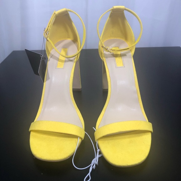 BRAND NEW Strapped Block Heels - Picture 2 of 6